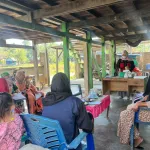 Mahasiswa KKN Tematik Inovasi Desa Universitas Hasanuddin memberikan edukasi pemanfaatan sekam padi menjadi briket ramah lingkungan kepada masyarakat Kelurahan Bontomate'ne, Kecamatan Segeri, Kabupaten Pangkep. (Foto: Dok.Pribadi).